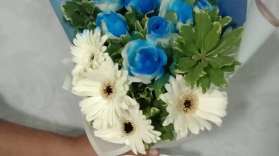 Hand Bucket Surabaya - Luxurious Blue Bouquet