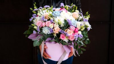 Pria dengan buket bunga