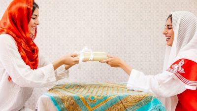 Memberikan hampers lebaran