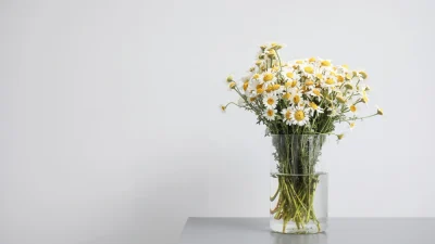 Bunga meja dengan vas transparan